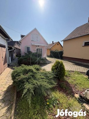 Gyulán a Várfürdő szomszédságában eladó két külön lakrésszel