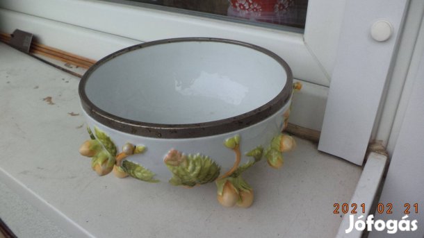 Gyümölcsöstál lábakon álló