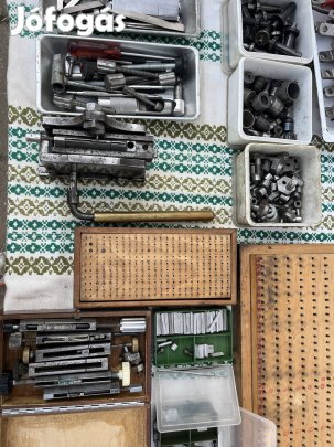 Gyűrűgyártáshoz gép betűkkel