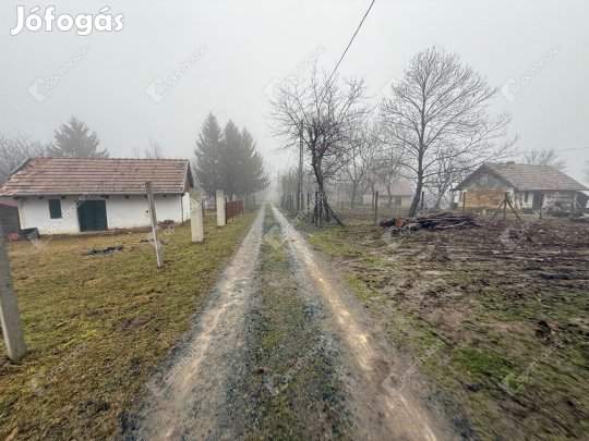 Gyűrűsi eladó 2073 nm-es telek