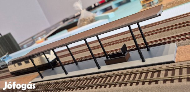 H0 1:87 vasúti peron aluljárólejárattal
