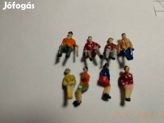 H0 8 darab Merten ülő kézzel festett figurák egyben eladók