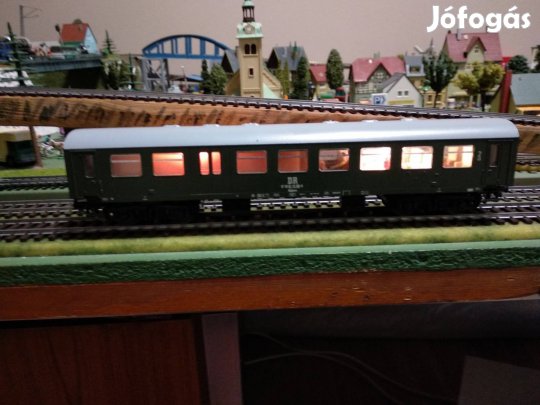 H0 Piko személykocsi világítással, utasokkal eladó