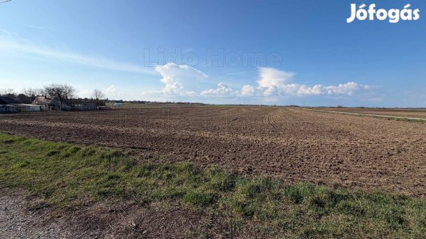 HAT EGYSÉGES ÉPÍTÉSI TELEKEGYÜTTES BALATONSZABADIBAN!