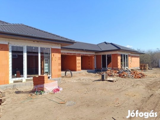 HŐSZIVATTYÚS IKERHÁZ A MALOMKERT KÖZELÉBEN! NAPPALI + 3 SZOBA