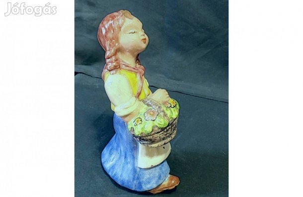 H. Rahmer Mária- Sétáló lány virágkosárral, sérült