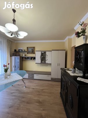 Hadházi út végén 2 szobás, nagy erkélyes téglalakás