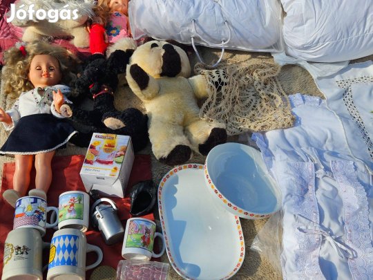 Hagyaték ágynemű,tollpaplanok,törölközők,teritők, játékok,stb egyben v