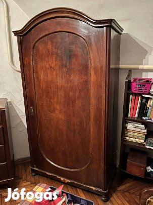 Hagyatékból eladó késő biedermeier szekrényt.