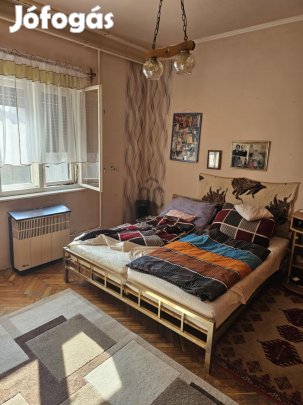 Hajdú-Bihar megyében, Püspökladány belvárosi, központi részén egy 85 +