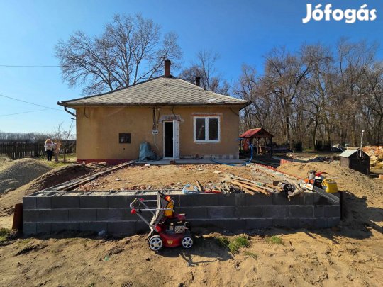 Hajdúböszörmény,Zeleméren erdő szomszédságában összkomfortos tégla épí