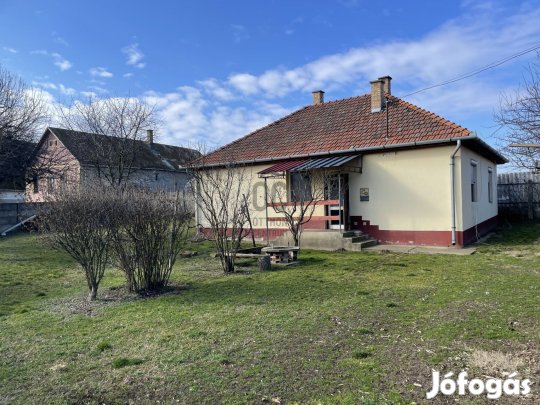Hajdúhadházi eladó tégla családi ház