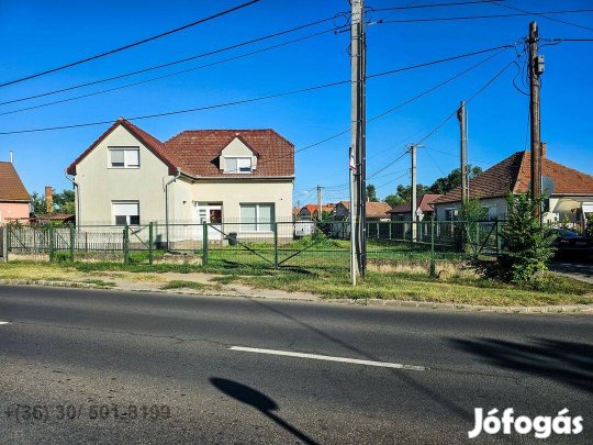 Hajdúsámson központjában,napelemes,182 m2-es, 7 szobás családi ház ela