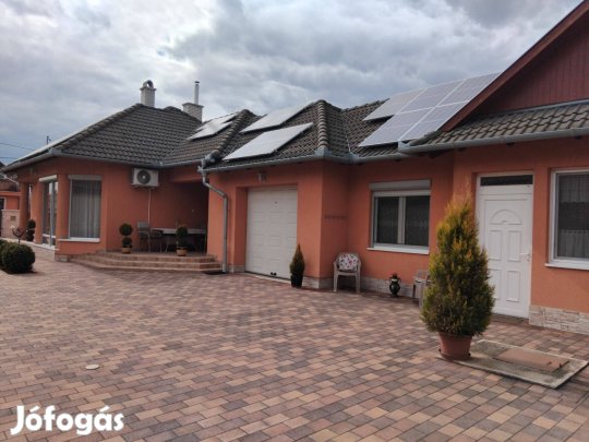 Hajdúszoboszló, fürdőhöz közel, két generációs családi ház eladó!