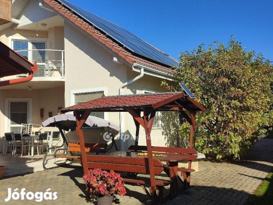 Hajdúszoboszlói 251 nm-es ház eladó