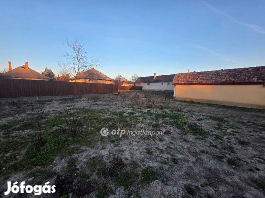 Hajdúszoboszlói 871 nm-es telek eladó