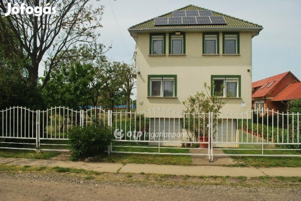 Hajdúszoboszlói eladó 320 nm-es ház