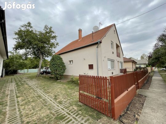 Hajdúszoboszlón 125 m2-es családi ház garázzsal, melléképülettel