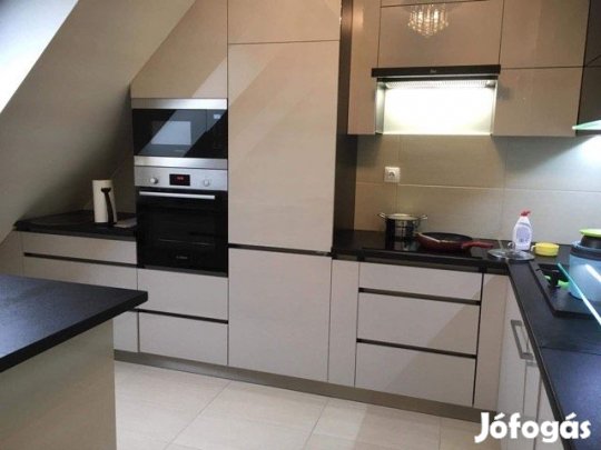 Hajdúszoboszlón, 3. emeleti liftes társasházban modern lakás eladó!