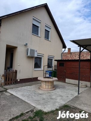 Hajdúszoboszlón,  2 épületből álló ,2 generációs ház eleadó!!!