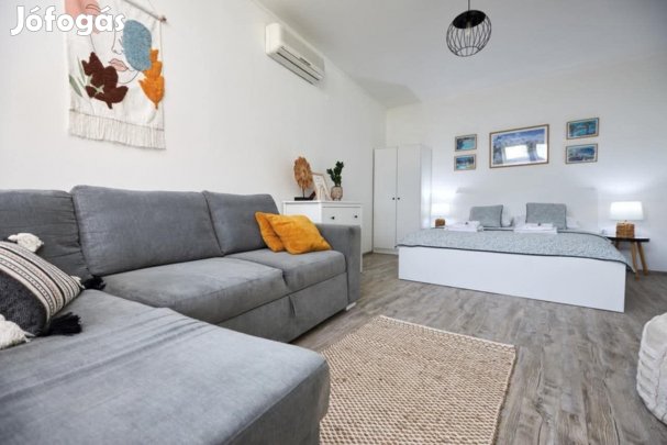 Hajdúszoboszlón, liftes társasházban,tetőtéri, modern lakás eladó!