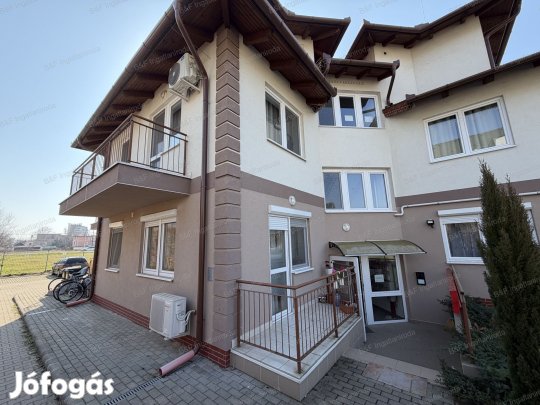 Hajdúszoboszlón földszinti lakás terasszal, beállóval