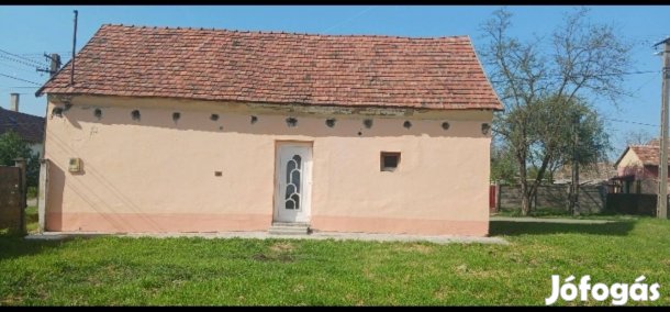 Hajdúszováton 2 családi ház egy nagy telken eladó!