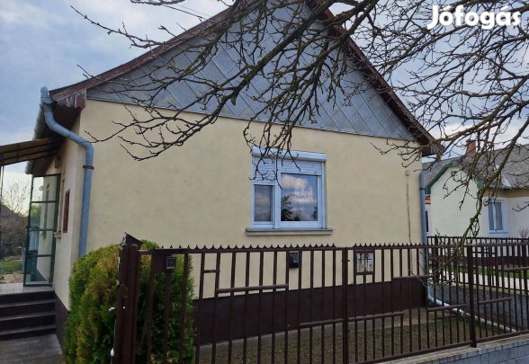 Hajdúszováton nappali + 1 szobás családi ház nagy telekkel