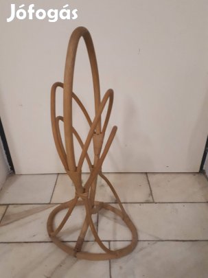 Hajlított fa mint a rattan újságtartó, tároló