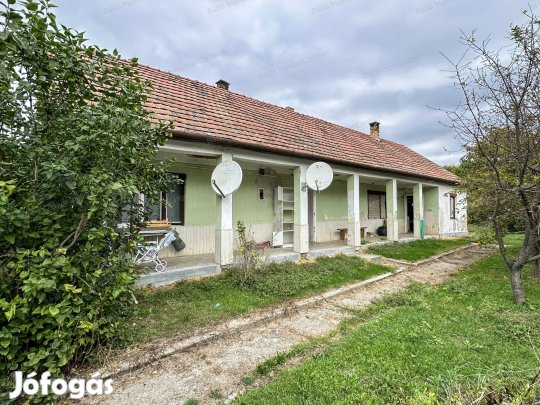 Hajós, 97 nm-es, felújítandó családi ház eladó