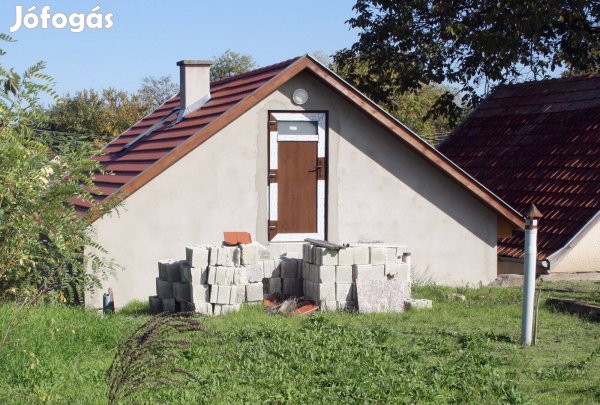 Hajóson a Pincefaluban présház pincével eladó!