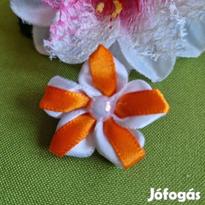 Hajtókatű, kitűző BRO350 - kb. 40mm-es virág bross - fehér/narancs