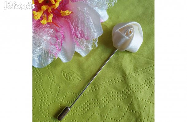 Hajtókatű, kitűző HAT09 - 20mm-es bézs szatén rózsával