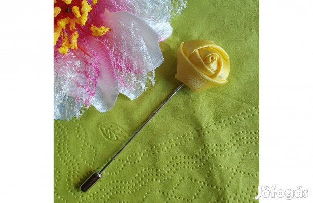 Hajtókatű, kitűző HAT10 - 20mm-es sárga szatén rózsával