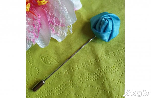 Hajtókatű, kitűző HAT12 - 20mm-es türkizkék szatén rózsával