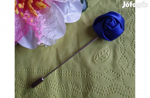 Hajtókatű, kitűző HAT13 - 20mm-es királykék szatén rózsával