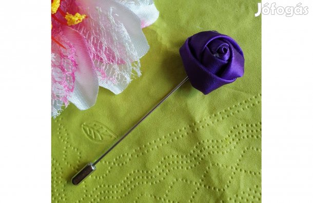 Hajtókatű, kitűző HAT14 - 20mm-es lila szatén rózsával