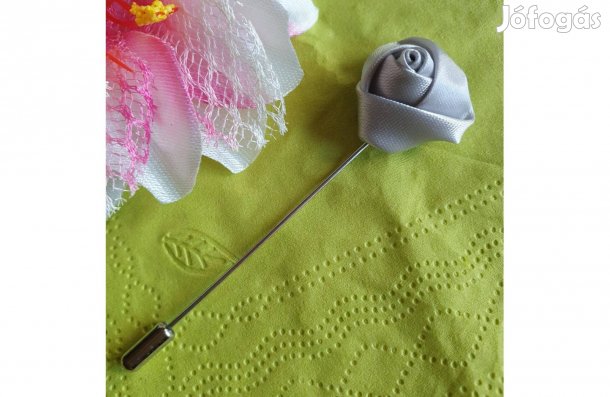 Hajtókatű, kitűző HAT15 - 20mm-es ezüst szatén rózsával