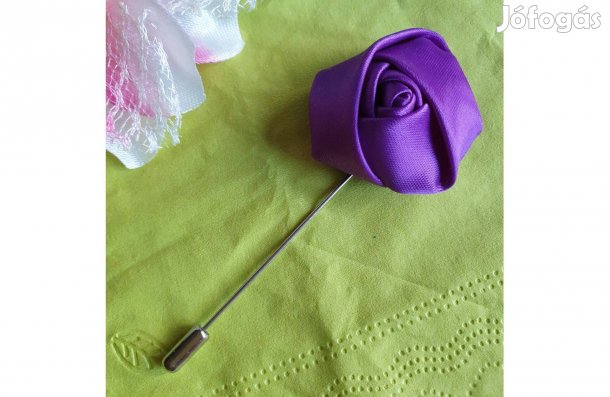 Hajtókatű, kitűző HAT19 - 40mm-es lila szatén rózsával