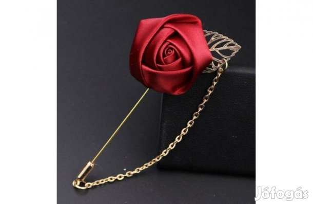 Hajtókatű, kitűző HAT23 - Borvörös szatén rózsa láncos arany leveles a