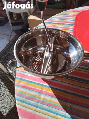 Hal és paradicsom paszírozó