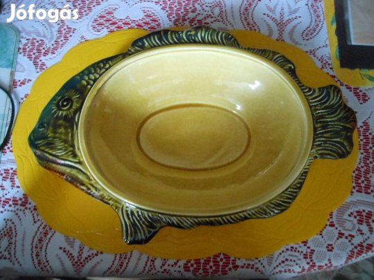 Hal formájú jelzett számozott kerámia 32cm tálaló tál