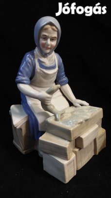 Halas néni Német nagy porcelán szobor GDR