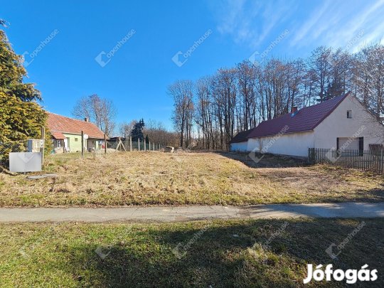 Halastói eladó 3285 nm-es telek