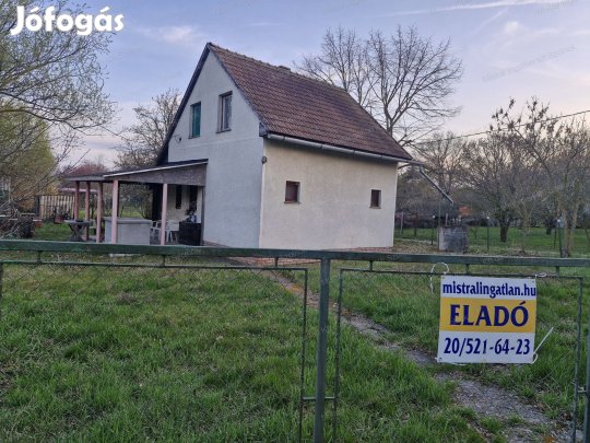 Halászlakon eladó egy 1282 m2-es zártkert 60 m2-es kétszintes házzal !