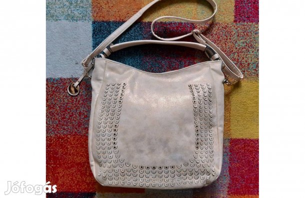 Halvány arany táska apró díszekkel