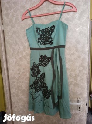 Halványzöld pántos lefelé bővülő selyemruha khaki zöld mintával