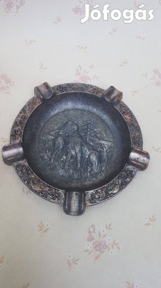 Hamutál hamuzó vadász jelenettel