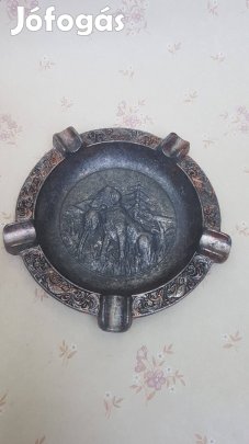 Hamutál hamuzó vadász jelenettel