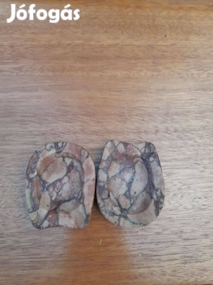 Hamutartó, márvány Két darab